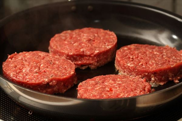 Würz-Hacksteaks mit Bouillonkartoffeln