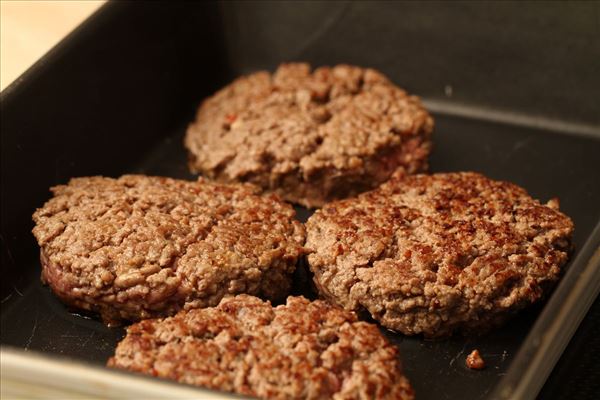 Würz-Hacksteaks mit Bouillonkartoffeln