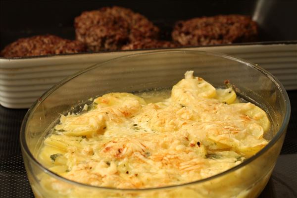 Würz-Hacksteaks mit Bouillonkartoffeln