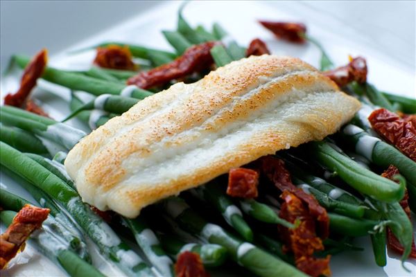 Gebratene Schollenfilets mit Bohnensalat