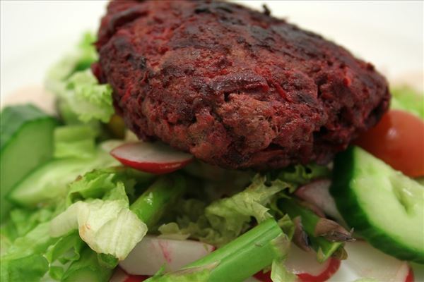 Rote-Bete-Frikadellen mit Sommersalat