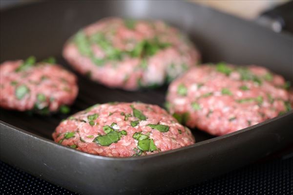 Gegrilltes Basilikumsteak mit neuen Kartoffeln