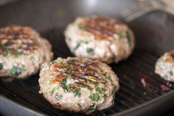 Gegrilltes Basilikumsteak mit neuen Kartoffeln