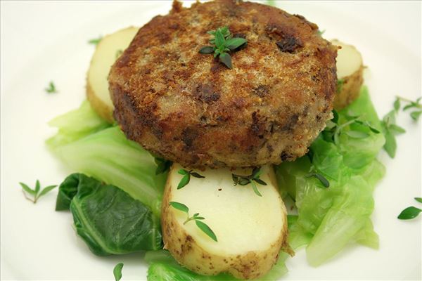 Hacksteaks mit Thymian-Spitzkohl und Kartoffeln