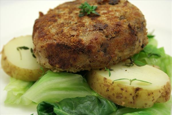 Hacksteaks mit Thymian-Spitzkohl und Kartoffeln