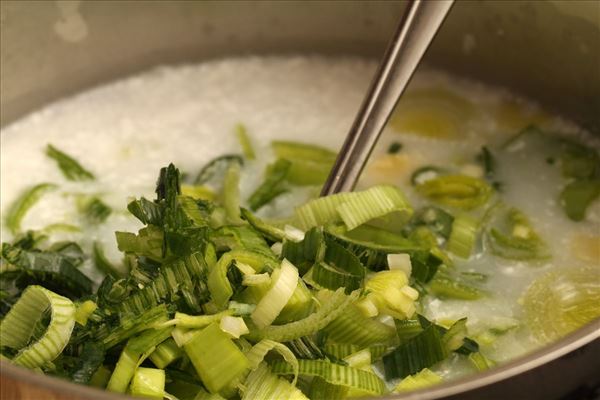 Kokossuppe mit Porree und Nudeln