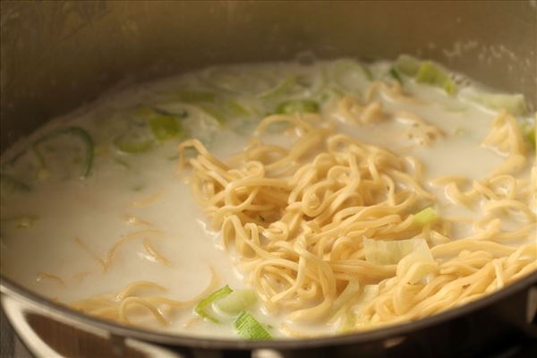 Kokossuppe mit Porree und Nudeln