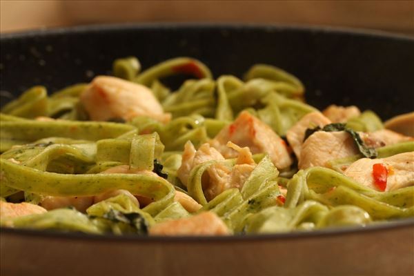 Pasta mit Hähnchen und Chilisauce