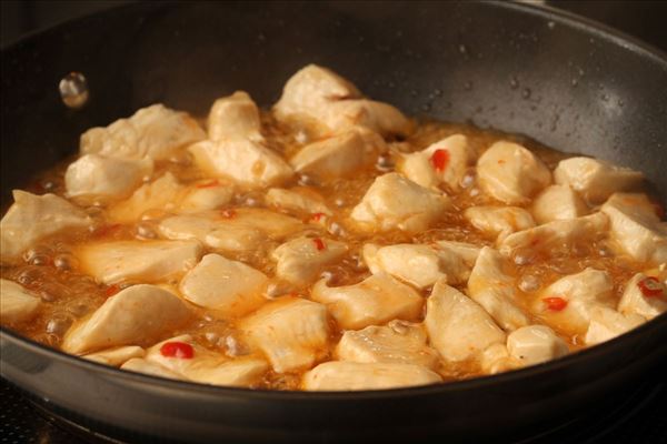 Pasta mit Hähnchen und Chilisauce