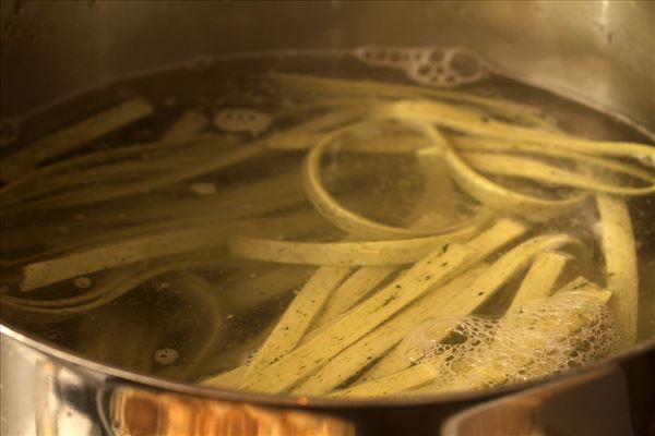 Pasta mit Hähnchen und Chilisauce