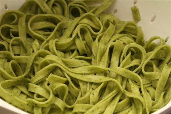 Pasta mit Hähnchen und Chilisauce