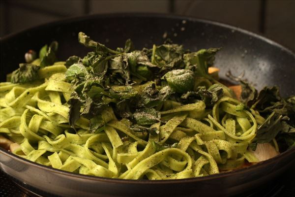 Pasta mit Hähnchen und Chilisauce