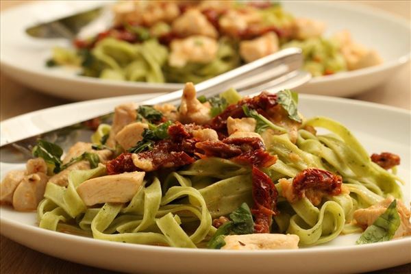 Frische Pasta mit getrockneten Tomaten und Basilikum