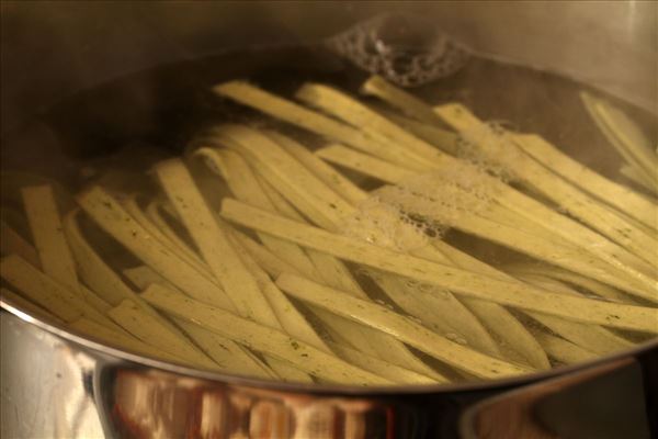 Frische Pasta mit getrockneten Tomaten und Basilikum