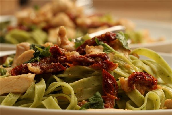 Frische Pasta mit getrockneten Tomaten und Basilikum