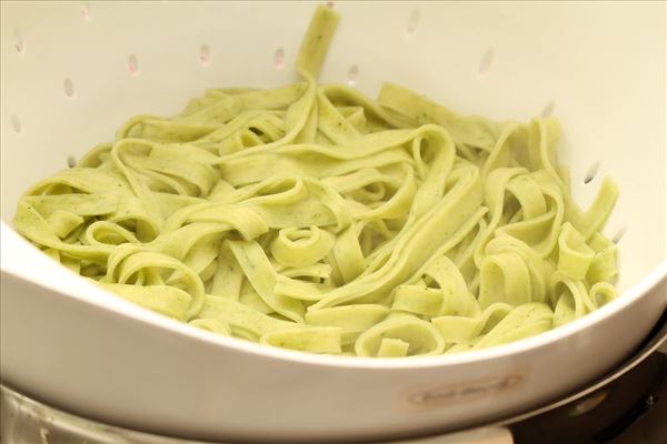 Frische Pasta mit getrockneten Tomaten und Basilikum