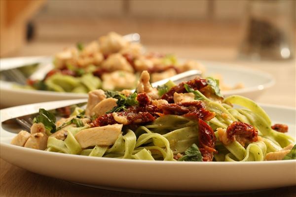 Frische Pasta mit getrockneten Tomaten und Basilikum