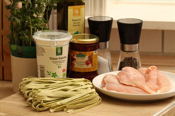 Frische Pasta mit getrockneten Tomaten und Basilikum