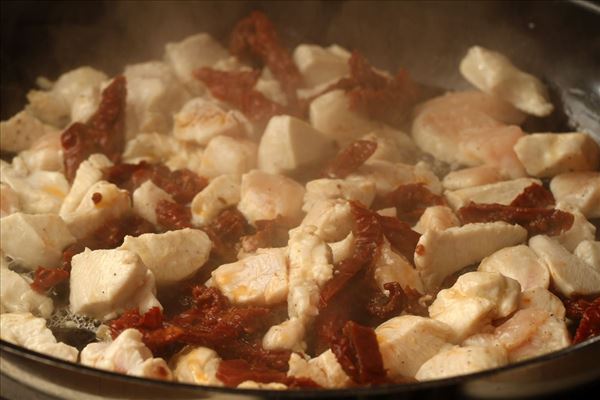 Frische Pasta mit getrockneten Tomaten und Basilikum