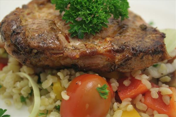 Schinkenschnitzel mit Bulgursalat und Naanbrot