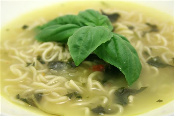 Basilikumsuppe mit Nudeln