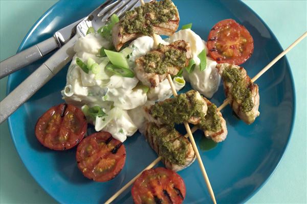 Gegrillte Schinkenspieße mit Pesto und Grill-Tomaten 