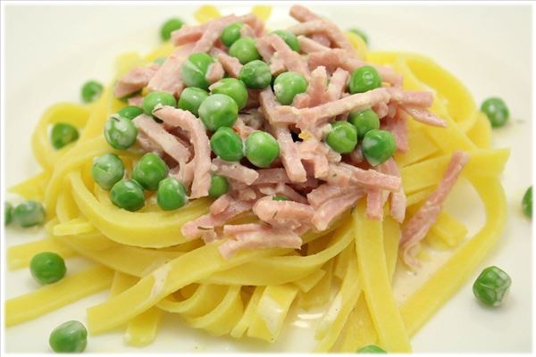 Pasta mit Käse/Schinken-Sauce