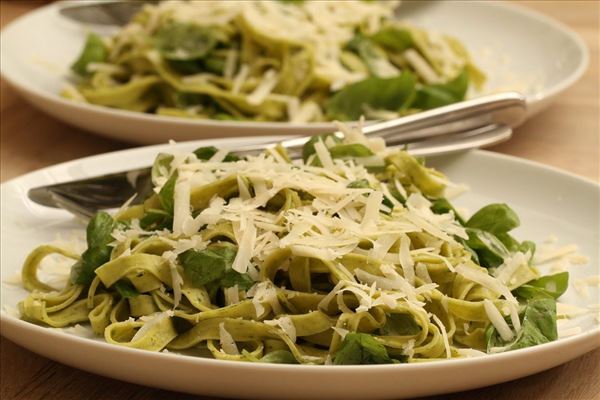 Frische Pasta mit Basilikum und Parmesan