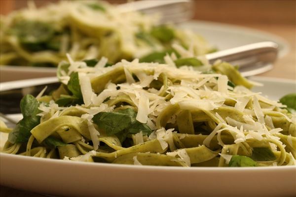 Frische Pasta mit Basilikum und Parmesan