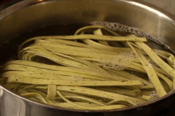 Frische Pasta mit Basilikum und Parmesan