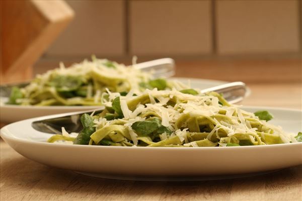 Frische Pasta mit Basilikum und Parmesan