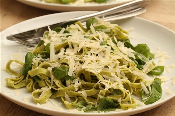 Frische Pasta mit Basilikum und Parmesan