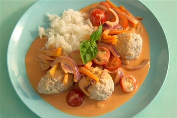 Fleischklößchen in rotem Curry mit Möhren und Tomate