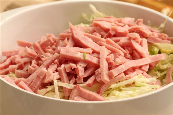 Krautsalat mit Schinkenstreifen