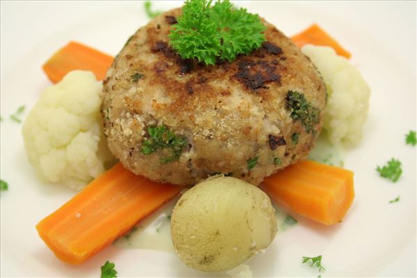 Petersilien-Hacksteaks mit Blumenkohl und Kartoffeln