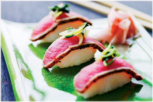 Sushi mit kurzgebratenem Thunfisch