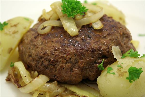 Hacksteak mit weichen Zwiebeln und neuen Kartoffeln