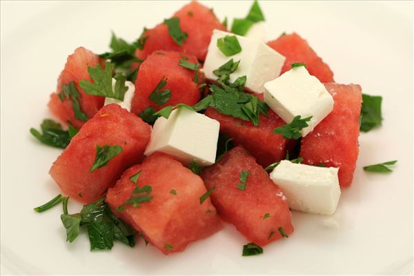 Wassermelonensalat mit Fetakäse und Petersilie