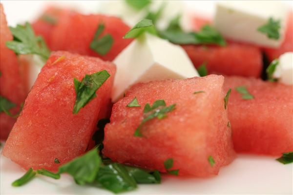 Wassermelonensalat mit Fetakäse und Petersilie