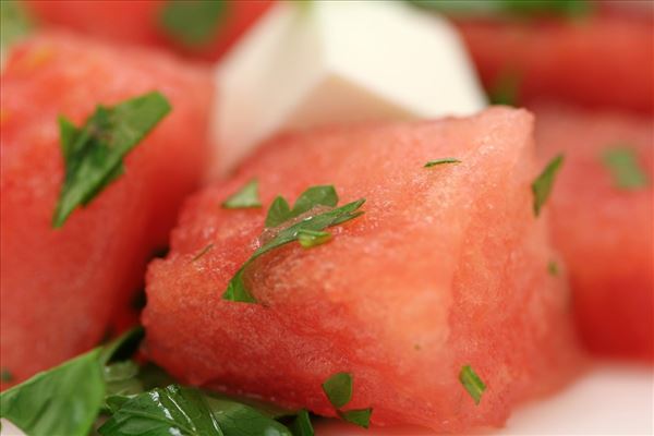 Wassermelonensalat mit Fetakäse und Petersilie