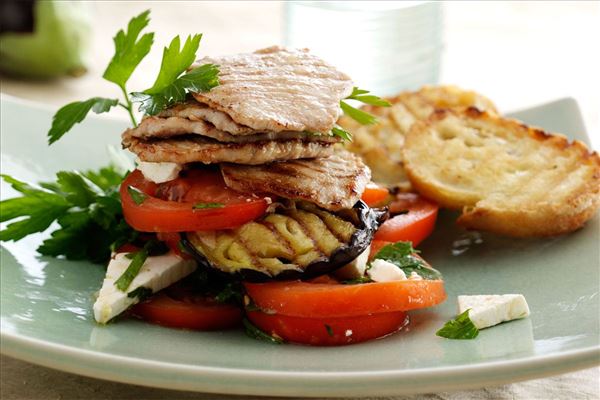 Gegrillte Minutensteaks mit Tomate und Aubergine