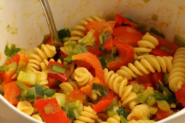 Pastasalat mit Curry, Hähnchen und Apfel-Tsatsiki