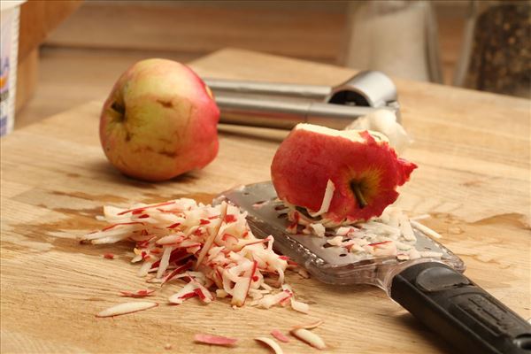 Pastasalat mit Curry, Hähnchen und Apfel-Tsatsiki