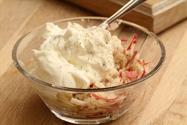 Pastasalat mit Curry, Hähnchen und Apfel-Tsatsiki