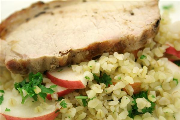 Dänischer Schweinebraten mit Apfel-Bulgur