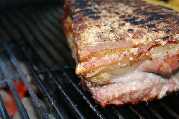 Dänischer Schweinebraten mit Gemüse und Rosmarinsauce