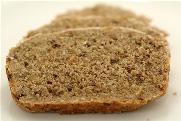 Selbst gebackenes Roggenbrot mit gerösteten Mandeln