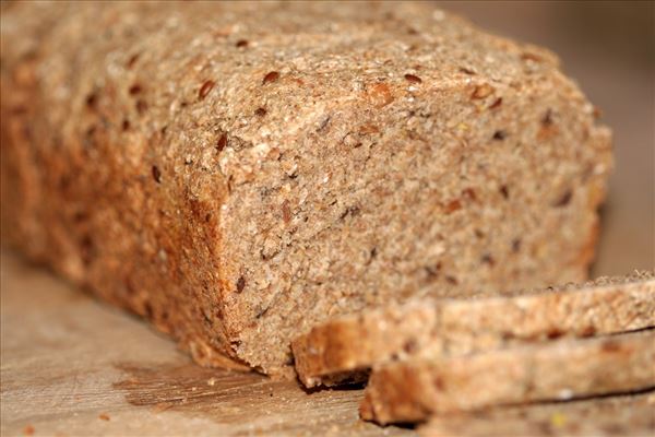 Selbst gebackenes Roggenbrot mit gerösteten Mandeln