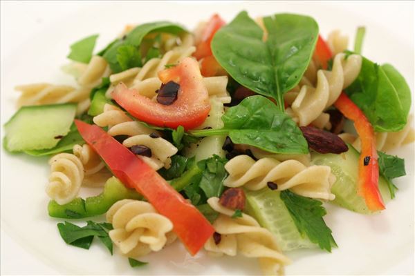 Pastasalat mit Spinat und gerösteten Mandeln