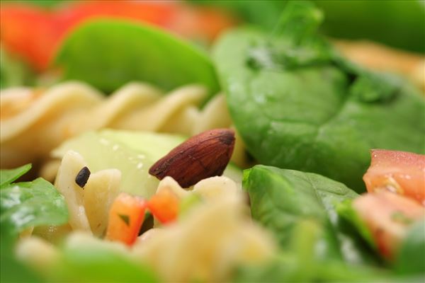 Pastasalat mit Spinat und gerösteten Mandeln